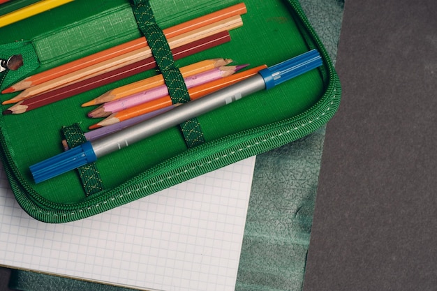 Photo vue à haut angle des crayons multicolores sur la table