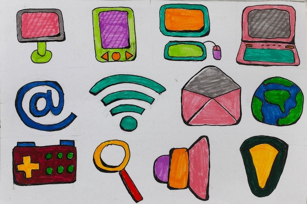 Vue à haut angle des crayons multicolores sur la table