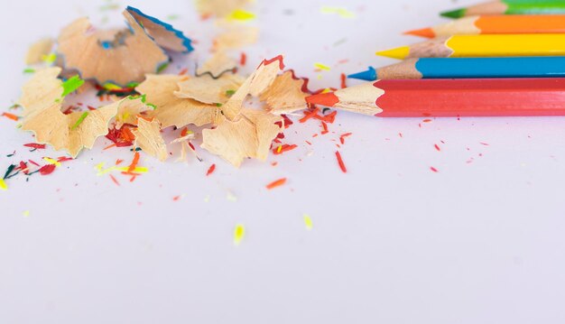 Photo vue à haut angle des crayons multicolores sur la table