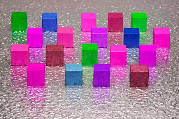 Photo vue à haut angle des cubes de bois colorés sur la table