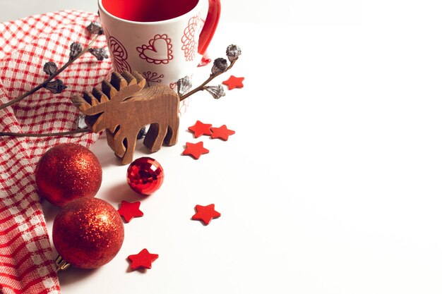 Vue à haut angle des décorations de Noël sur fond blanc