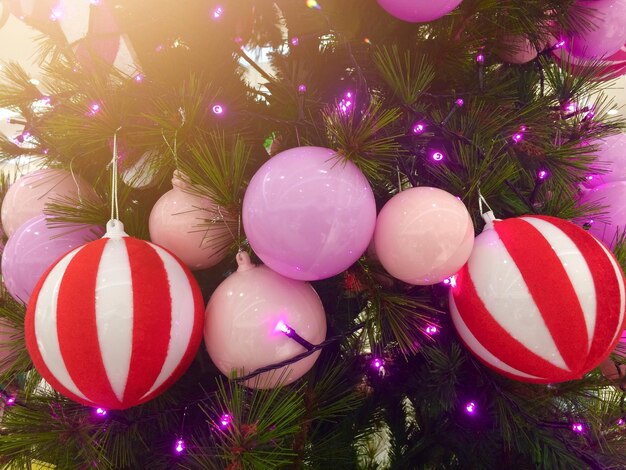 Photo vue à haut angle des décorations de noël sur fond blanc