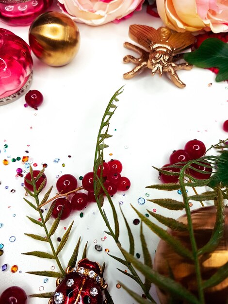 Photo vue à haut angle des décorations de noël sur la table