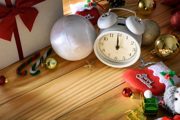 Vue à haut angle des décorations de Noël sur la table