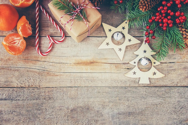 Vue à haut angle des décorations de Noël sur la table