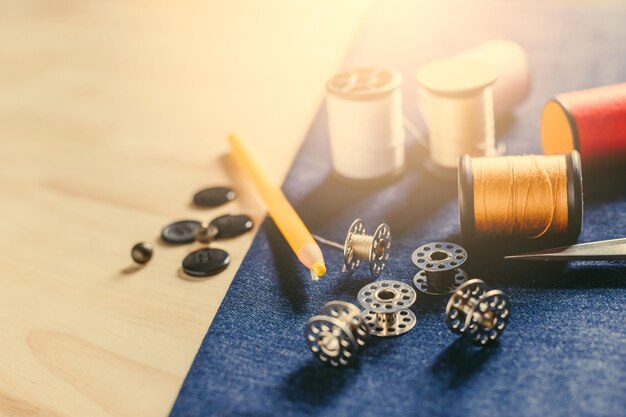 Vue à haut angle de divers boutons sur la table