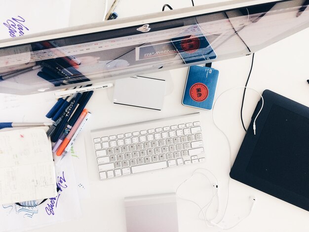 Photo vue à haut angle de divers objets sur le bureau