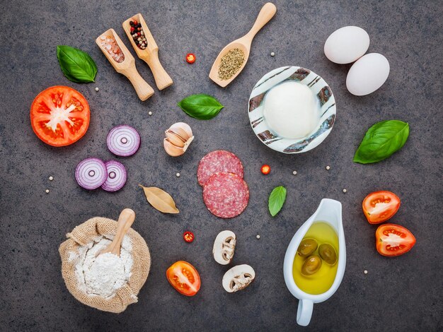 Vue à haut angle de divers œufs dans la cuisine