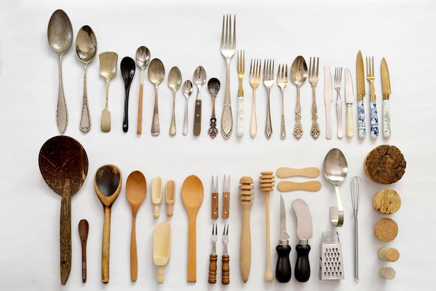 Vue à haut angle de divers ustensiles de cuisine sur fond blanc