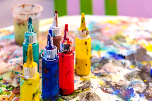 Vue à haut angle de diverses peintures à l'aquarelle sur une table en désordre