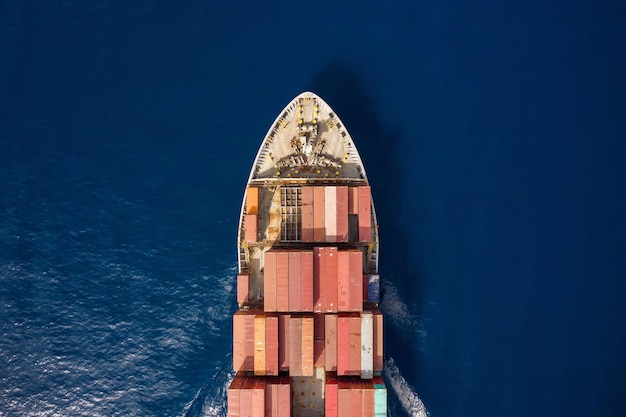 Vue à haut angle du bateau en mer