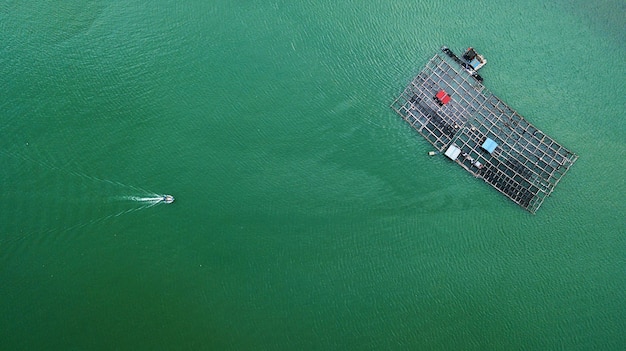 Photo vue en haut angle du bateau naviguant dans le lac