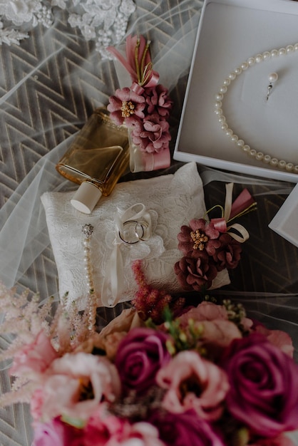 Photo vue à haut angle du bouquet de roses dans la boîte