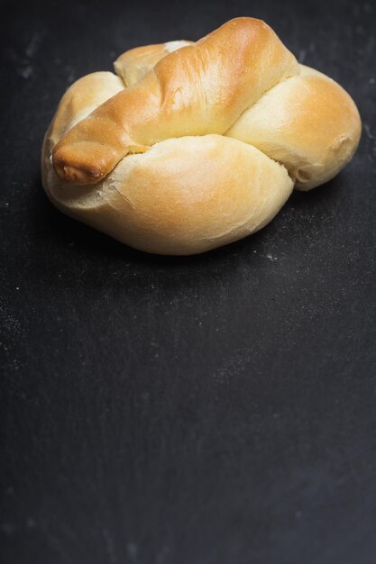 Vue à haut angle du bretzel sur un fond noir