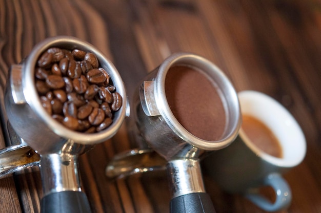 Vue à haut angle du café dans des récipients sur une table en bois dans un café
