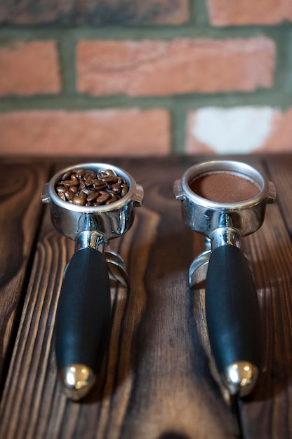 Vue à haut angle du café dans des récipients sur la table contre le mur de brique dans le café