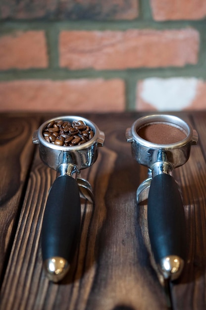 Vue à haut angle du café dans des récipients sur la table contre le mur de brique dans le café