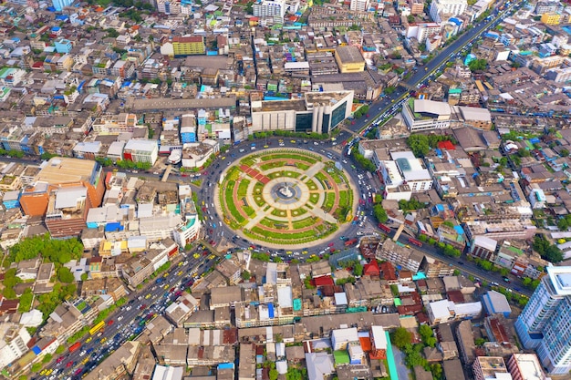 Vue à haut angle du cercle de circulation dans une ville