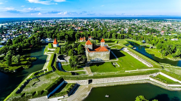 Vue en haut angle du château contre le ciel