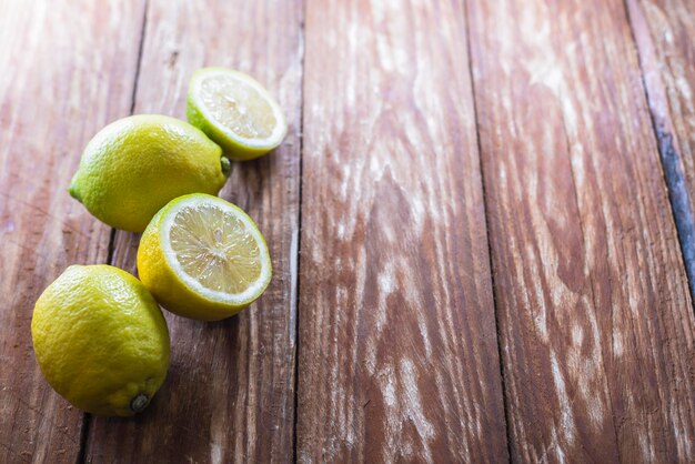 Photo vue à haut angle du citron sur la table