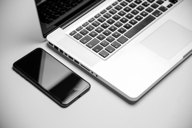 Vue à haut angle du clavier de l'ordinateur portable sur la table