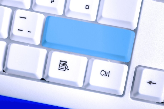 Vue à haut angle du clavier d'ordinateur