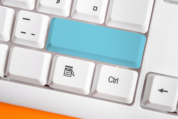 Vue à haut angle du clavier d'ordinateur