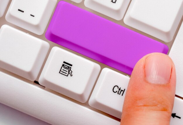 Vue à haut angle du clavier d'ordinateur