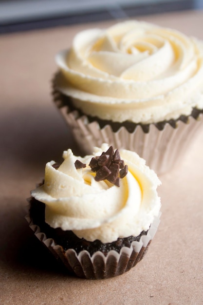 Vue à haut angle du cupcake sur la table