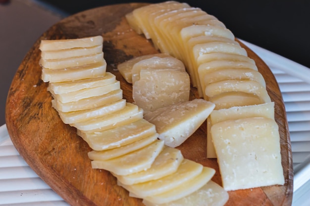 Vue en haut de l'angle du fromage dans l'assiette sur la table