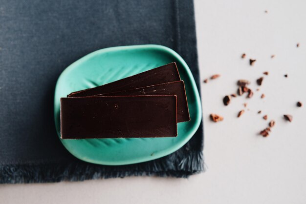 Vue à haut angle du gâteau au chocolat sur la table