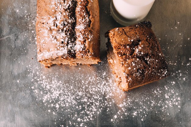 Photo vue à haut angle du gâteau au chocolat avec verre de lait dans le plateau de cuisson