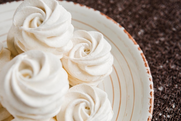 Photo vue à haut angle du gâteau sur blanc