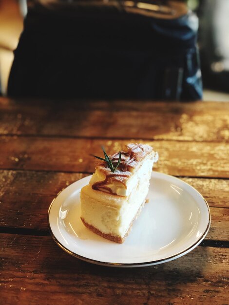 Photo vue à haut angle du gâteau dans l'assiette sur la table