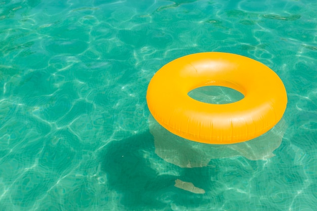 Vue à haut angle du jaune flottant sur l'eau