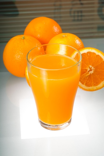 Vue à haut angle du jus d'orange dans un verre à boire sur la table
