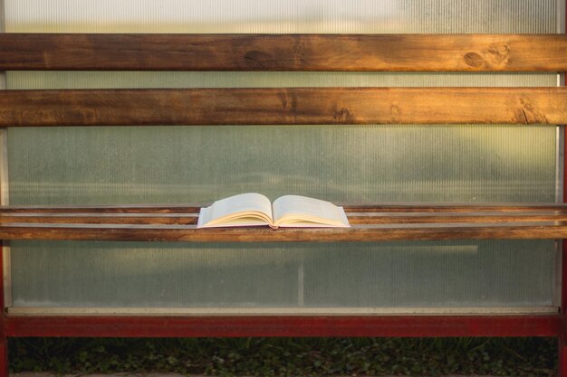 Photo vue à haut angle du livre ouvert sur le banc