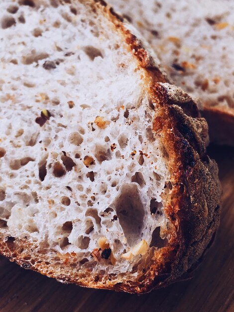 Photo vue à haut angle du pain sur la table