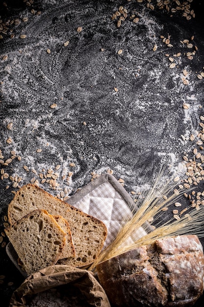 Photo vue à haut angle du pain sur la table