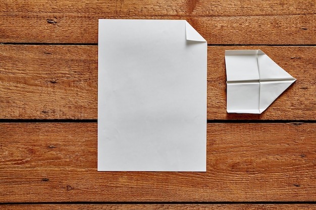 Vue à haut angle du papier blanc sur la table