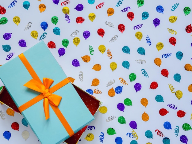 Vue à haut angle du papier multicolore sur la table