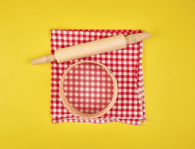 Vue à haut angle du parapluie rouge sur la table jaune