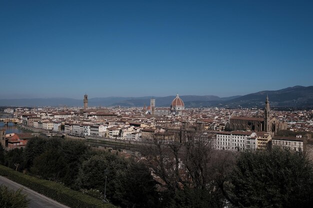 Vue à haut angle du paysage urbain contre un ciel bleu clair à Florence