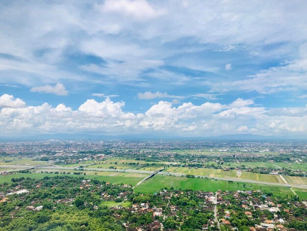 Vue en haut angle du paysage urbain contre le ciel