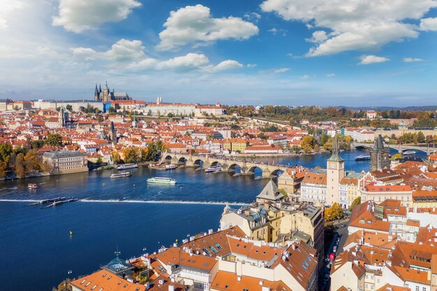 Vue en haut angle du paysage urbain par la rivière contre le ciel