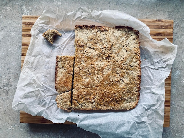 Vue à haut angle du petit déjeuner sur fond blanc