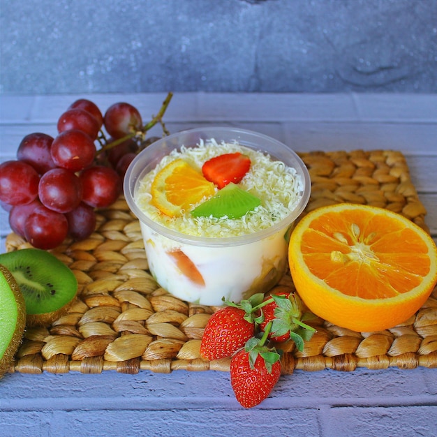 Vue à haut angle du petit déjeuner sur la table