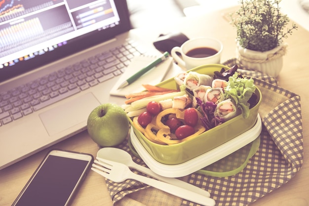 Vue à haut angle du petit déjeuner sur la table