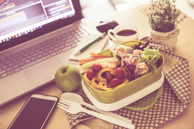 Vue à haut angle du petit déjeuner sur la table