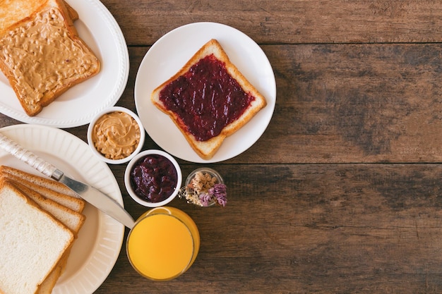 Vue à haut angle du petit déjeuner sur la table